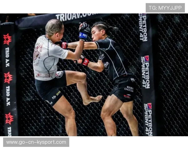 MMA抱摔后狂砸对手，喊声响彻全馆